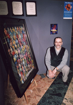 Bertrand Tremblay &agrave; c&ocirc;t&eacute; de l'oeuvre D&eacute;sormais c'est nous &agrave; Place Laurier, photo &copy; Sara Tremblay et Bertrand Tremblay
