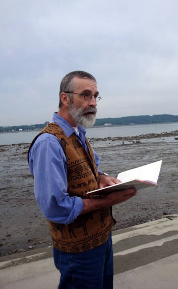 Bertrand Tremblay lisant l'Ode au Saint-Laurent, en hommage � Gatien Lapointe, 16 juin 2010, Promenade Samuel de Champlain, photo � G. Sylvain 2010