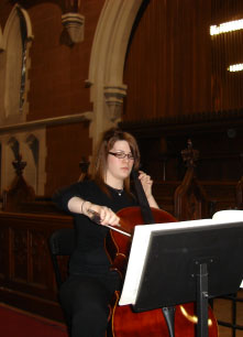 La violoncelliste Gabrielle Hamann au vernissage du peintre Bertrand Tremblay, 3 mai 2007, photo &copy; Gaston Sylvain et Bertrand Tremblay 2007